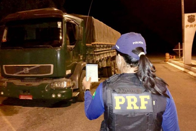 PRF apreende veículo de Bonito com documentação falsa em Ibotirama