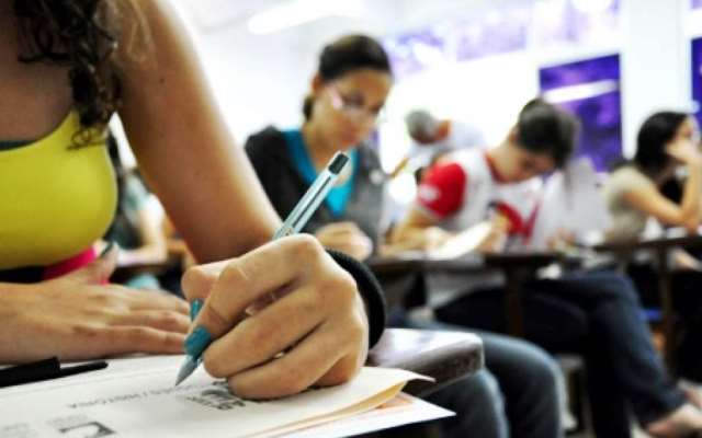 Bolsistas do Prouni têm nota mais alta no Enade que seus colegas de classe, diz estudo