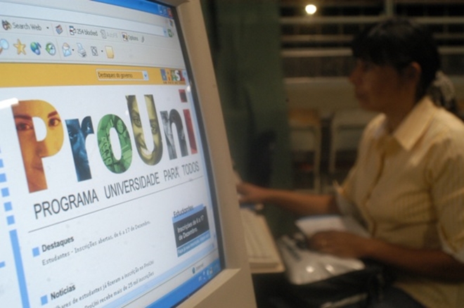 Prouni abre inscrições para 214 mil bolsas