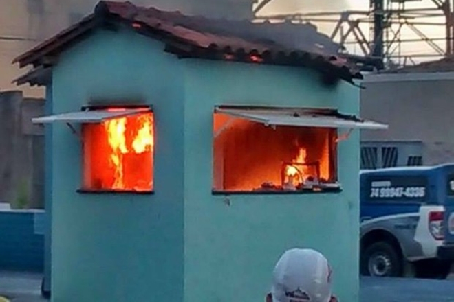 Após vazamento de botijão, explosão de gás incendeia quiosque em Xique Xique