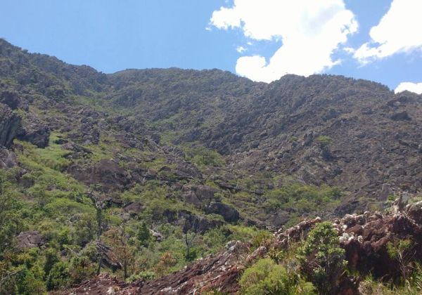 Bombeiros controlam incêndio na Reserva Natural Serra das Almas