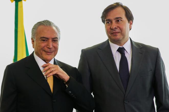 Maia adverte Temer sobre falta de votos para reforma da Previdência