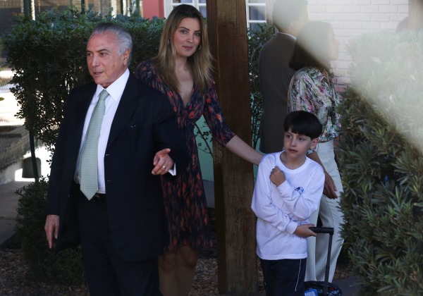 Temer desembarca em Salvador com família
