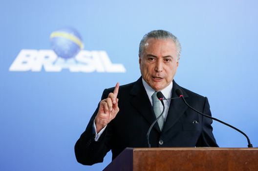 Michel Temer decide manter os oito ministros alvos de inquéritos no STF, diz colunista