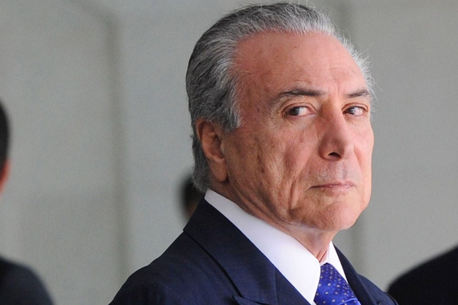 Temer exonera dez ministros para tentar barrar denúncia na Câmara
