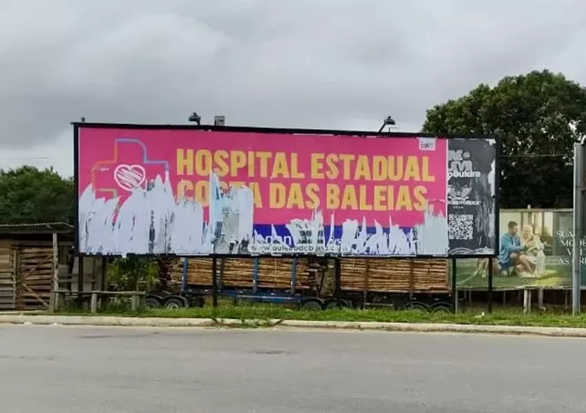 Outdoors do Governo da Bahia sobre o Hospital Estadual Costa das Baleias são vandalizados em Teixeira de Freitas