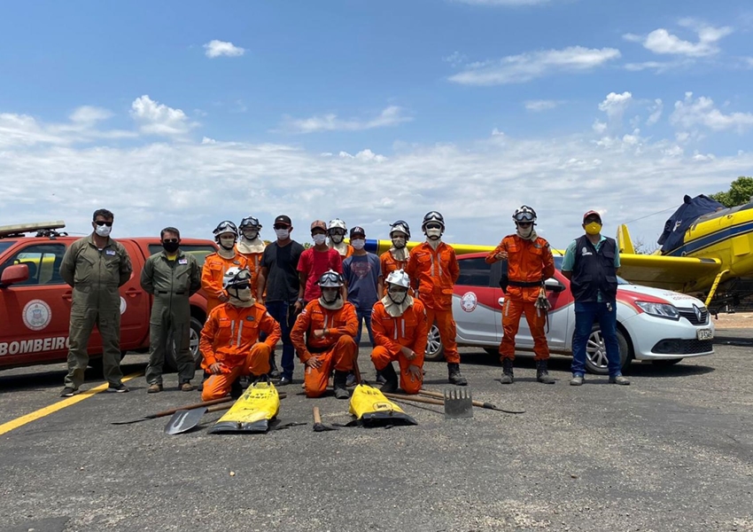 Bombeiros realizam sonho de jovens de conhecer pilotos e aeronaves Air Tractor