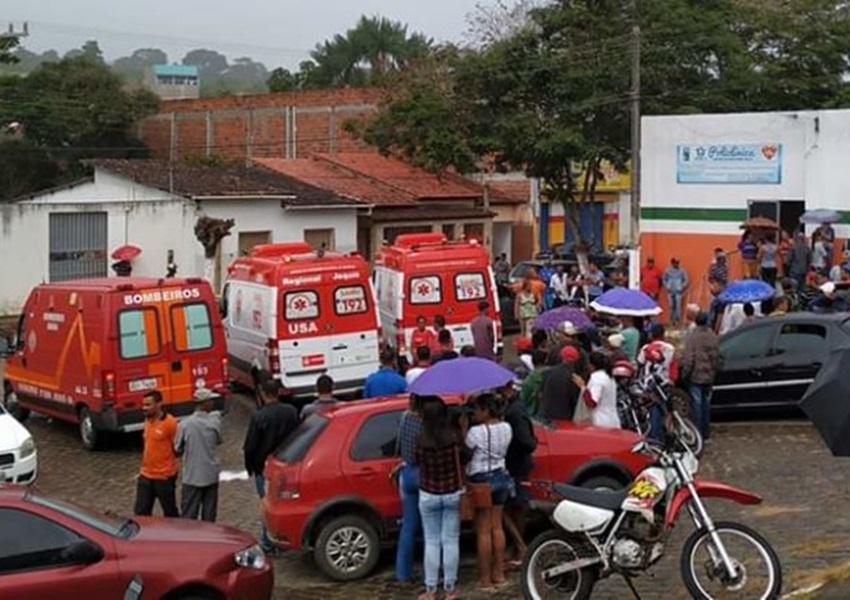 Caminhão que transportava feirantes tomba na zona rural de Apuarema e deixa mais de 15 feridos