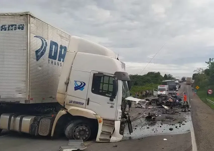 Quatro pessoas morrem em colisão entre caminhão e carro no sudoeste da Bahia