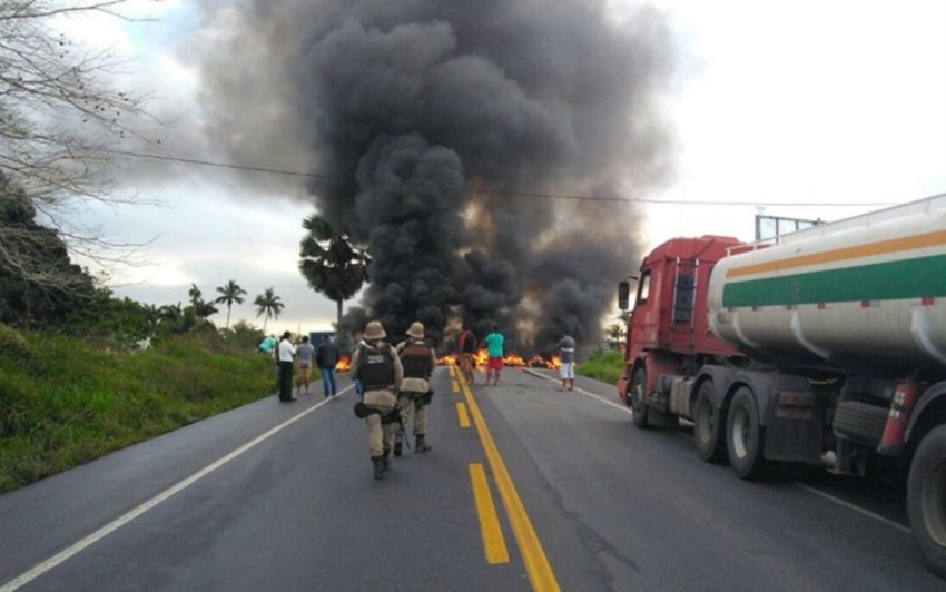 Cruz das Almas: Motoristas interditam BR-101 em protesto por morte de presidente de cooperativa