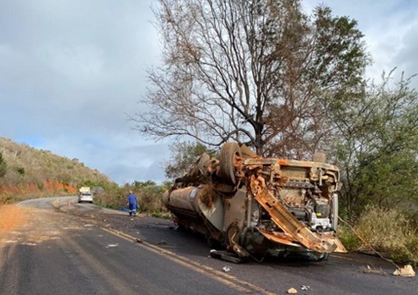 Caminhão – tanque tomba na BA-026, em Pé de Serra/Maracás e deixa dois homens feridos