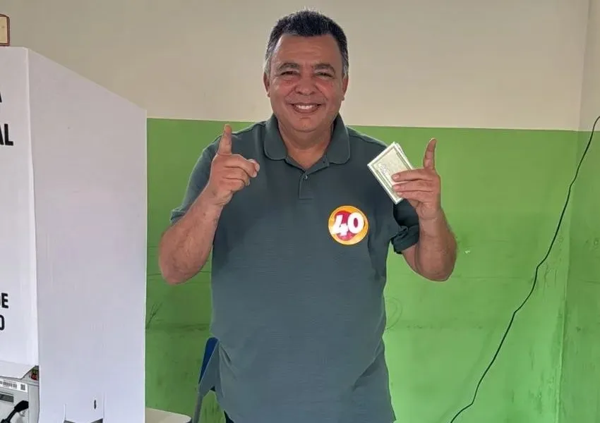  Prefeito Ricardinho vota em Livramento acompanhado de Joanina Sampaio e Primeira-Dama Leila