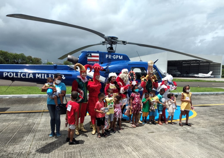 Crianças encontram Papai Noel no Grupamento Aéreo da PM