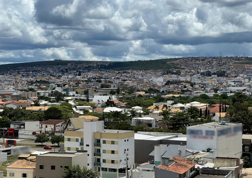 Recém-nascido é abandonado dentro de sacola em porta de casa em Vitória da Conquista