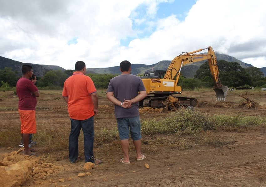 Construção de campo de futebol do Bairro Estocada teve início no último domingo