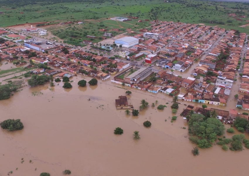 Barragem se rompe em Pedro Alexandre; prefeito de cidade vizinha pede a moradores que deixem suas casas