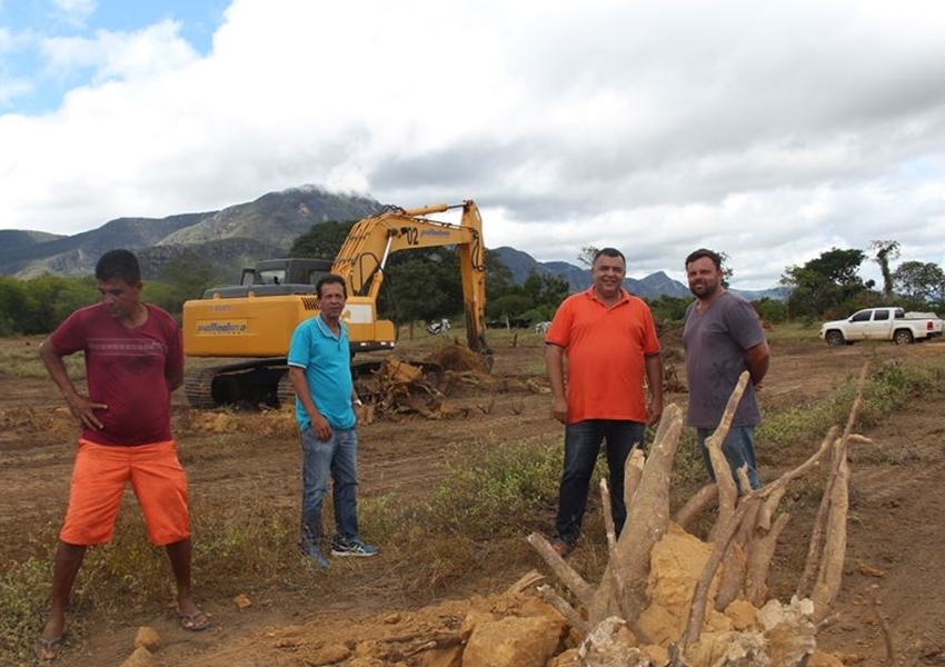 Construção de campo de futebol do Bairro Estocada teve início no último domingo