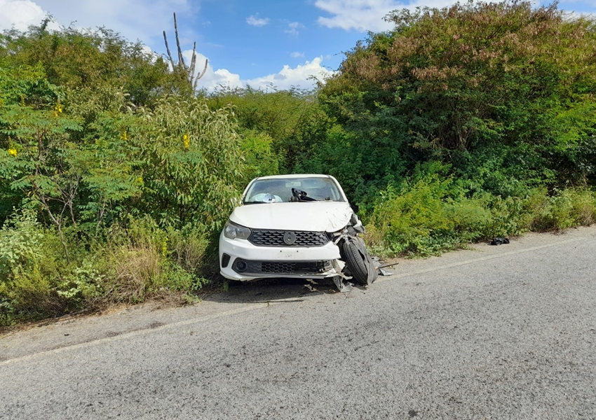 Motorista perde controle da direção e sofre acidente na BA-026