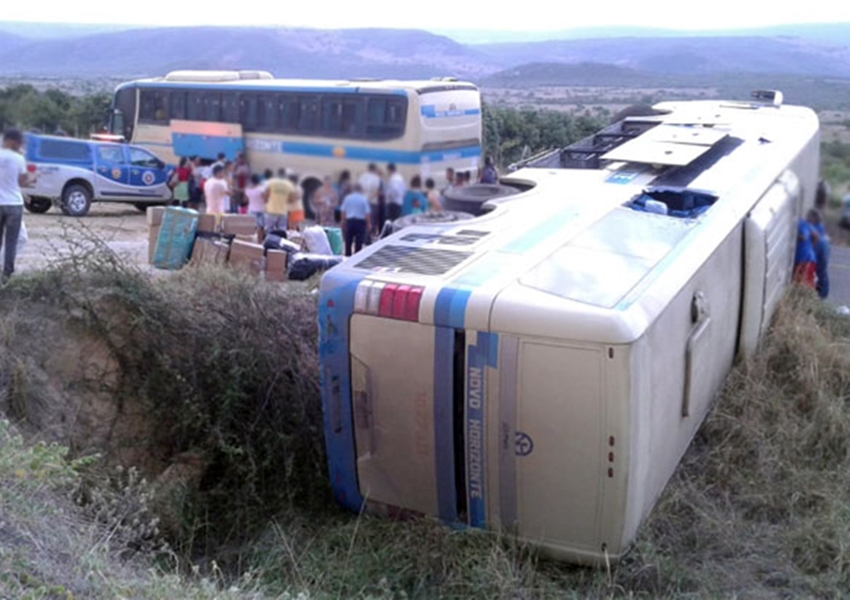 Jussiape: Motorista perde controle da direção e ônibus tomba na BA-148