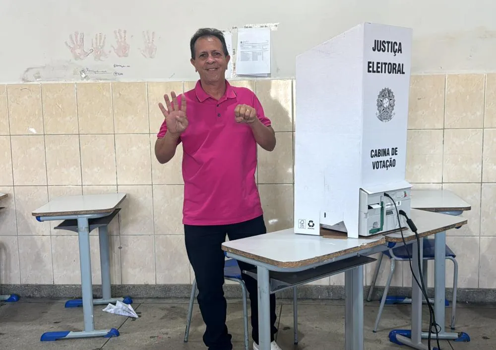  Jânio Soares, candidato a vice-prefeito, vota na Escola Fernando Ledo acompanhado de familiares e apoiadores