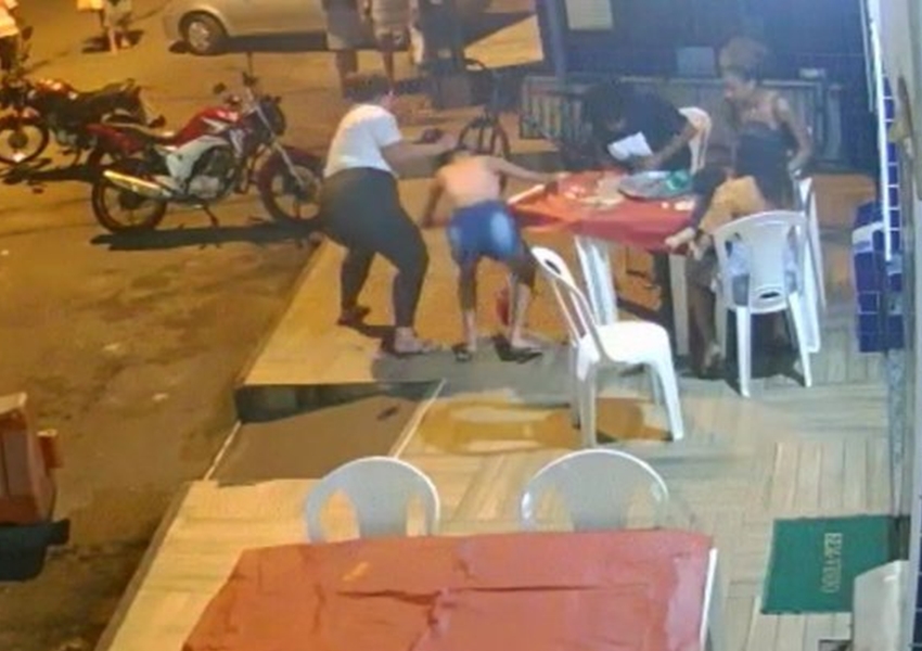 Mulher agride amante do marido que segurava bebê no colo; veja vídeo