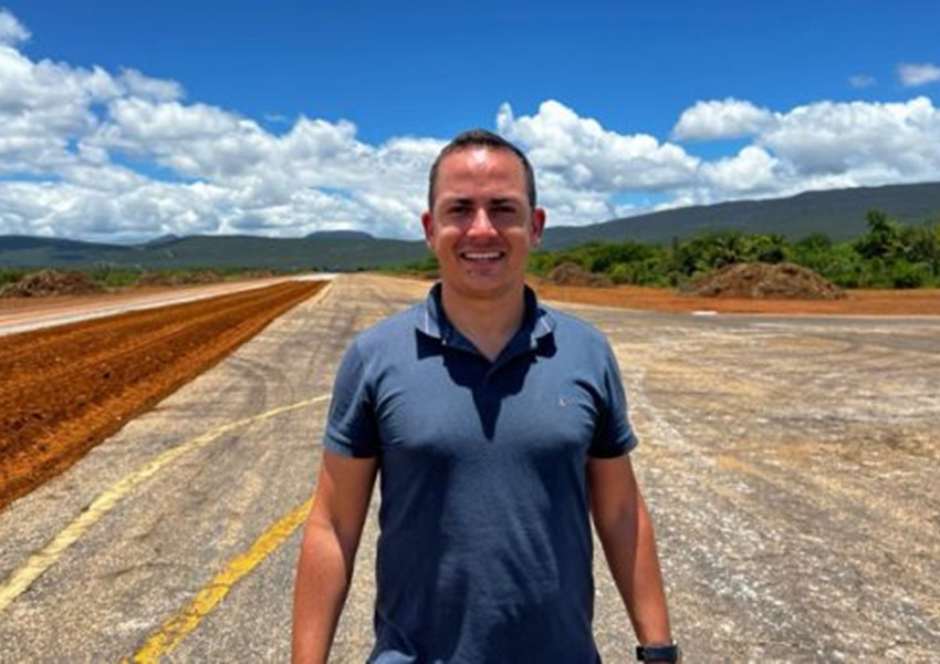 Prefeito Phellipe Brito visita início da reforma do aeroporto municipal de Ituaçu