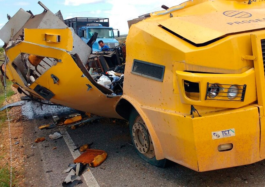 Criminosos interceptam carro-forte, explodem veículo e fogem com dinheiro