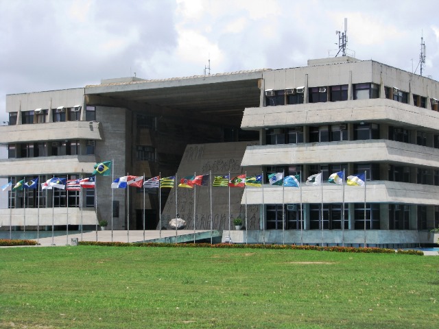 Mesa adia reajuste de subsídios e vantagens de deputados estaduais