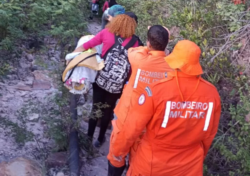 Bombeiros do 7ºGBM utilizam técnicas de rappel para resgatar grupo que se perdeu próximo a Guanambi