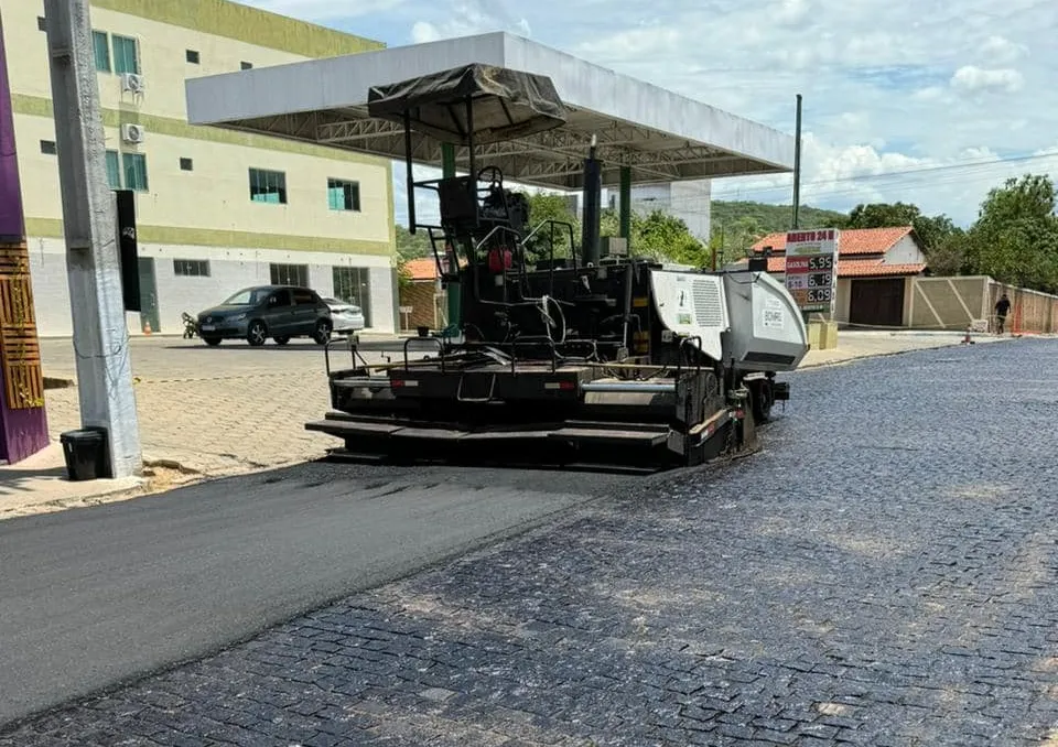 Parceria de Ivana Bastos com os governos estadual e municipal assegura asfalto para o centro de Botuporã 