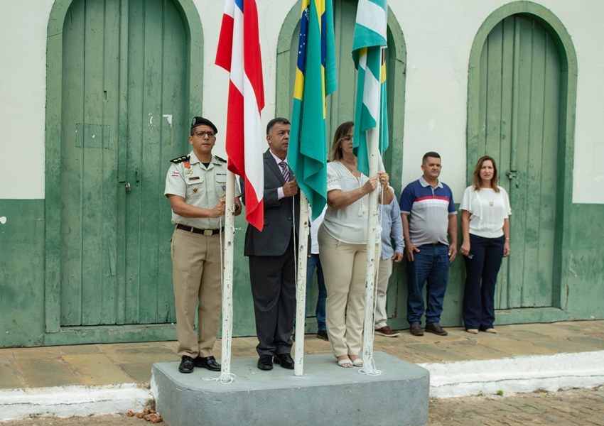 Ato cívico do 7 de setembro reúne autoridades e comunidade em frente à prefeitura de Livramento