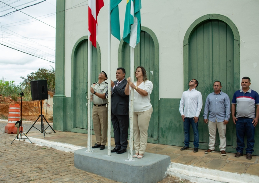 Ato cívico do 7 de setembro reúne autoridades e comunidade em frente à prefeitura de Livramento