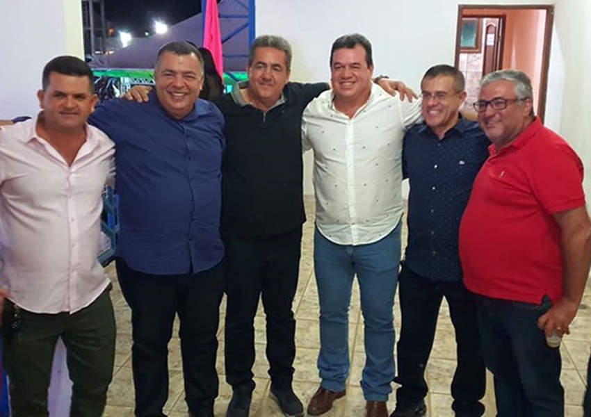 Deputado Marquinho Viana congratula-se com amigos em Livramento de Nossa Senhora