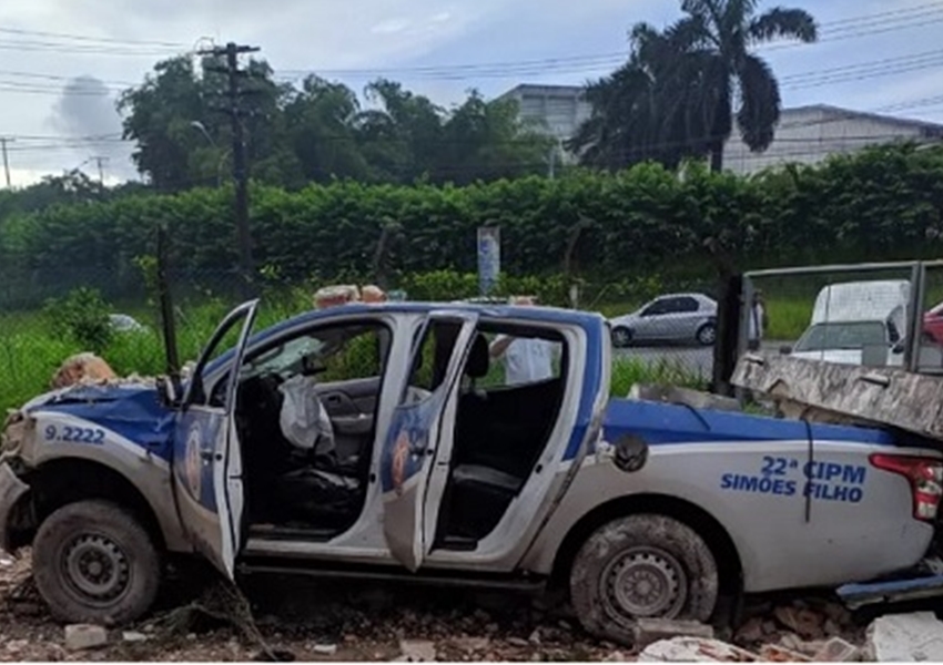 Policiais ficam feridos após batida de viatura em Simões Filho; suspeito morreu baleado