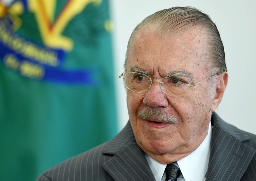 Ex-presidente José Sarney de 93 anos é internado após sofrer uma queda em casa