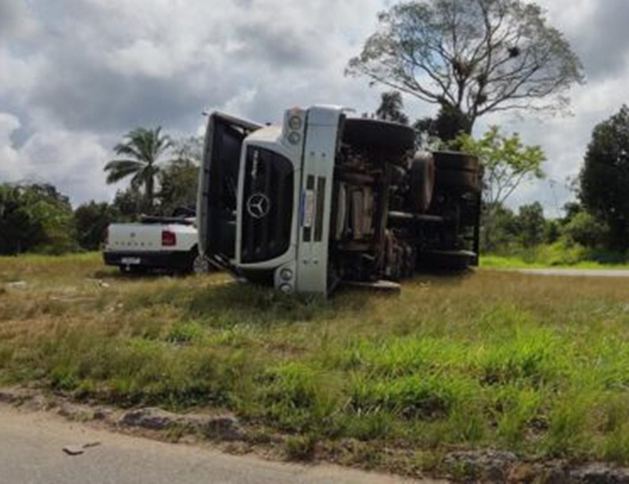 Ubaitaba: Caminhão invade canteiros e tomba no trevo da BR-101 com a BR-330