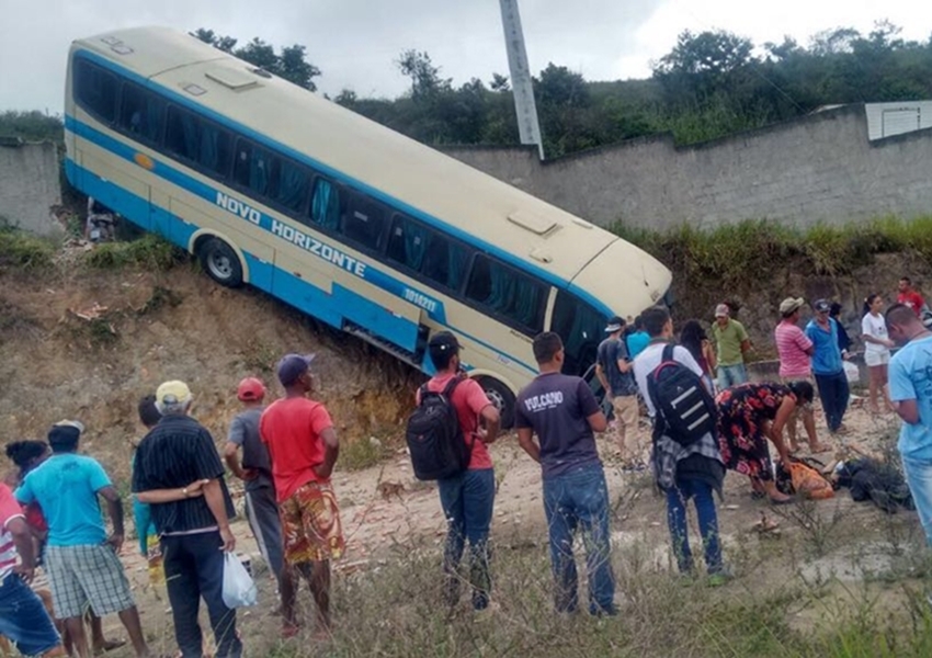 Ônibus tomba em trecho sinuoso da estrada que liga Conquista a Barra do Choça