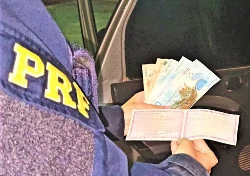 Motorista sem CNH tenta subornar policiais com R$ 200 e acaba preso