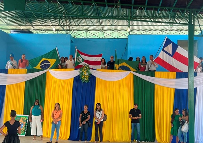 Desfile em comemoração ao Bicentenário reúne multidão em Ituaçu