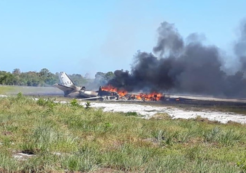 Barra Grande: Aeronave cai durante pouso em pista de resort, pega fogo e deixa morto e feridos na Bahia