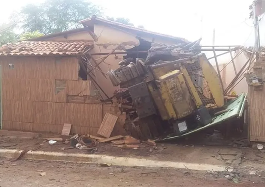 Trator cai de caminhão e invade residência no Povoado de Brejo Grande em Boquira