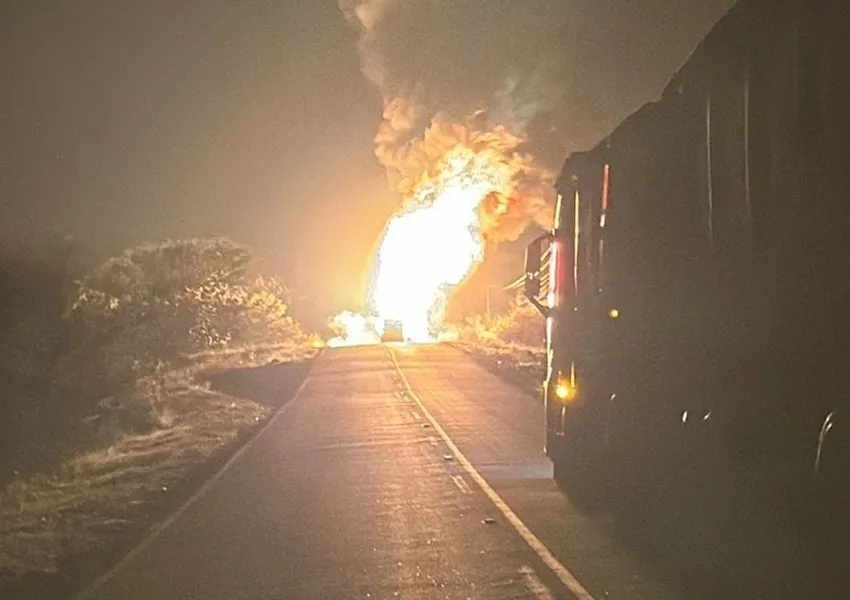  Carreta com botijões de gás pega fogo na BA-152 em Livramento de Nossa Senhora