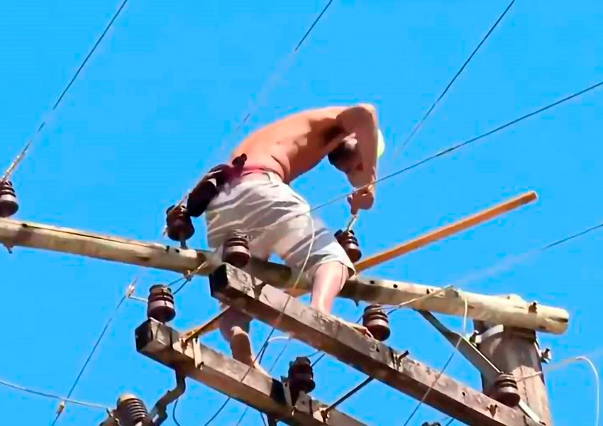 Homem em fuga sobe em poste e deixa região sem energia em Itabira, Minas Gerais