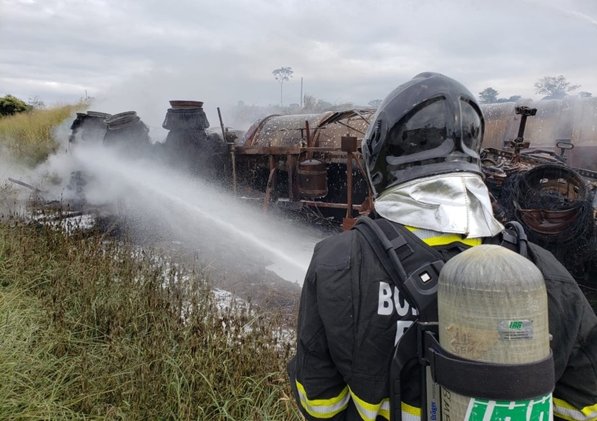 Caminhão-tanque carregado de etanol pega fogo na BR-242, perto de Lajedinho