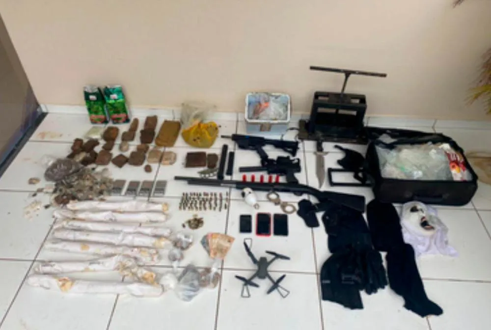 Polícia Militar realiza operação e apreende armas, drogas e outros itens em Cândido Sales