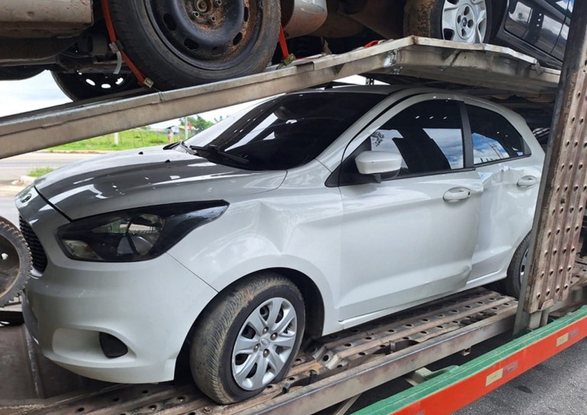 Carro roubado em São Paulo é encontrado em cegonha na BR-116, em Vitória da Conquista