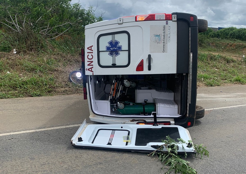 Ambulância tomba em Vitória da Conquista durante transporte de paciente