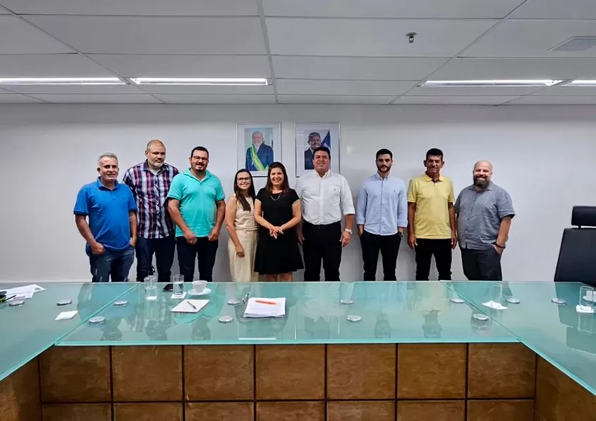 Deputado Marquinho Viana junto a prefeitos em audiência com Secretária da Educação do Estado