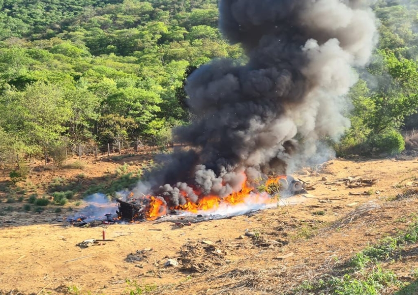 Motorista de carreta morre carbonizado em acidente na BR-242