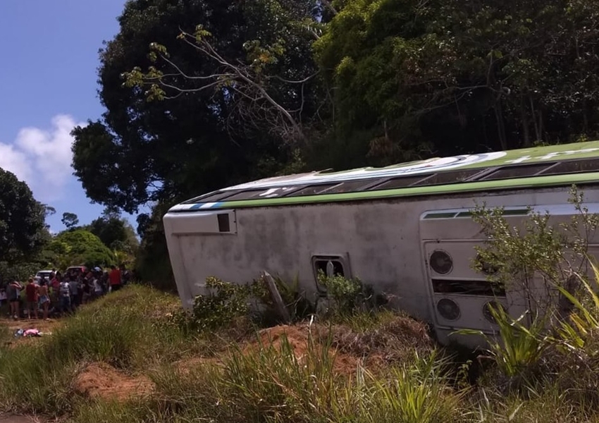 Ônibus com turistas tomba em rodovia no sul da Bahia e deixa ao menos oito pessoas feridas